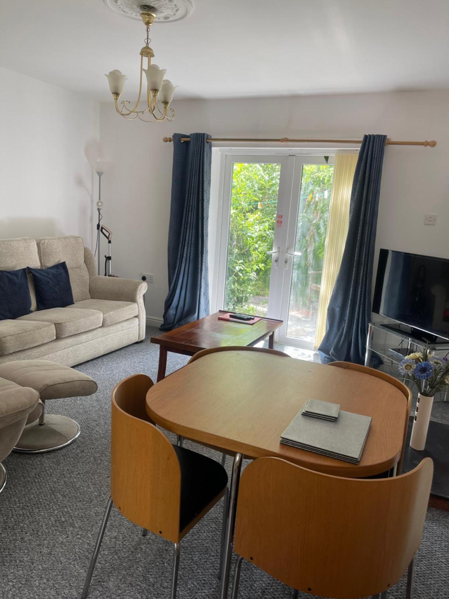 Family Sleeps 4 *